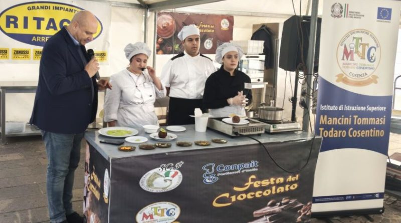 Il futuro dell’enogastronomia ha il volto dei giovani: gli studenti dell’IIS “Mancini-Tommasi-Todaro-Cosentino” conquistano la Festa del Cioccolato di Cosenza