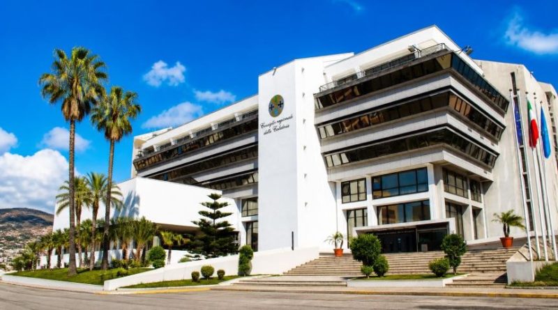 Sottosegretari in Calabria, il centrodestra frena: l’opposizione grida alla vittoria e convoca la stampa
