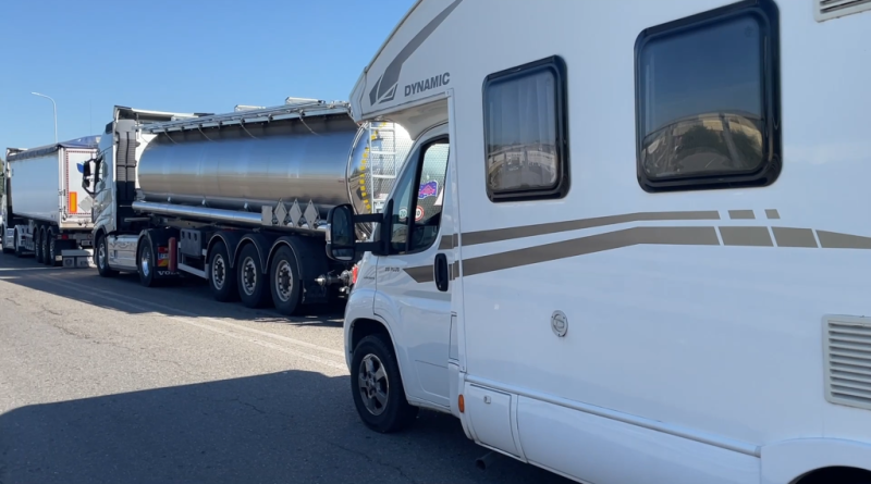 Calabria in ginocchio: scatta la protesta dei Tir contro il caro-carburante Calabria in ginocchio: scatta la protesta dei Tir contro il caro-carburante