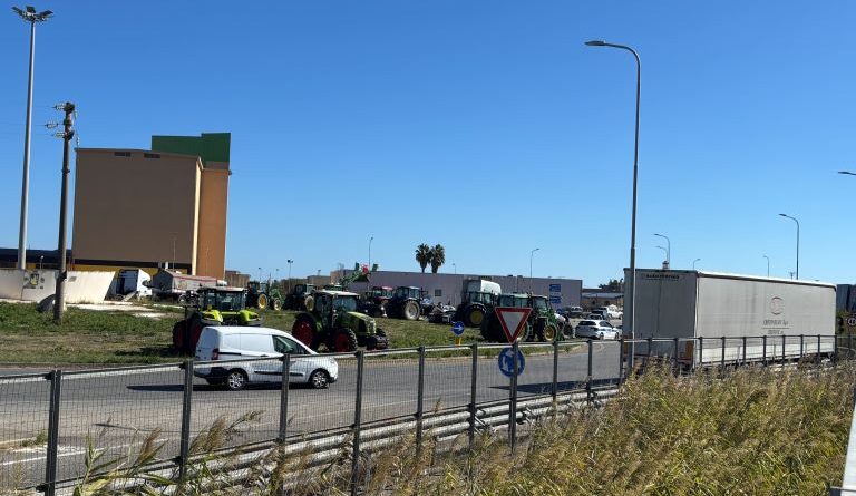Crotone: la protesta al Passovecchio per la crisi dei carburanti. L’ira dei manifestanti tra trattori e camion fermi: «ignorati dalle istituzioni e dai cittadini».