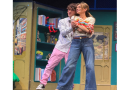 L’arte che apre gli occhi: al Teatro Scaramuzza il dramma del bullismo diventa teatro e speranza con “Il ragazzo dai pantaloni rosa”