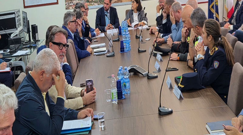 Sicurezza del territorio e pulizia dei fiumi: vertice in Prefettura con i Comuni del Crotonese Sicurezza del territorio e pulizia dei fiumi: vertice in Prefettura con i Comuni del Crotonese