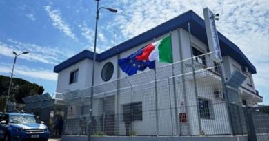 Nascondeva droga in casa in una valigia che conteneva addobbi natalizi