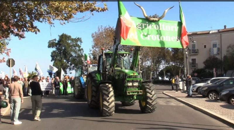 VIDEO – Onda di protesta in Calabria: trattori e studenti invadono le piazze contro carovita e spese militari