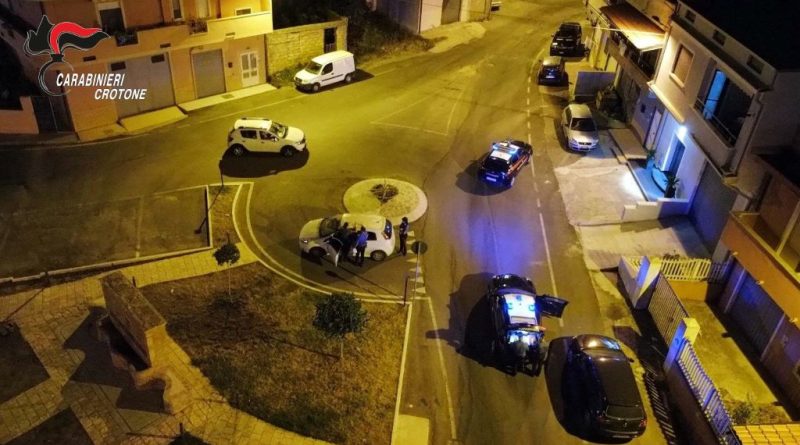 Isola Capo Rizzuto, evade dai domiciliari manomettendo il braccialetto elettronico: i Carabinieri lo arrestano alla fermata del bus